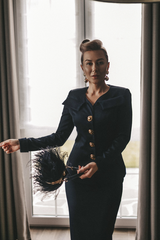 КОСТЮМ С КЛАПАНАМИ НА ЖАКЕТЕ