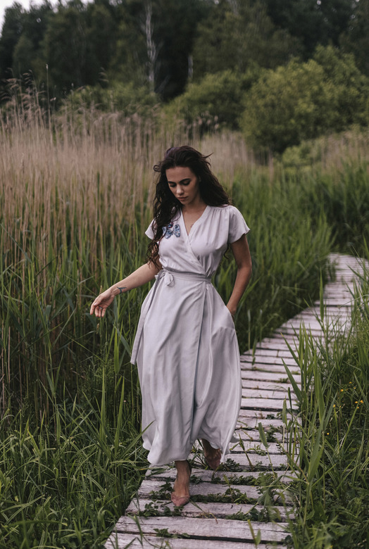 СЕРО-ГОЛУБОЕ ПЛАТЬЕ С ЗАПАХОМ ИЗ ШЁЛКА