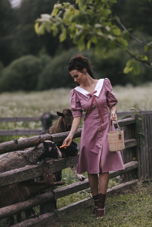 ЯГОДНОЕ ПЛАТЬЕ СО СЪЁМНЫМ КОНТРАСТНЫМ ВОРОТНИКОМ