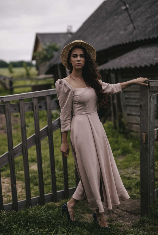 ПЛАТЬЕ С РАЗРЕЗОМ И ОТДЕЛКОЙ КРУЖЕВОМ