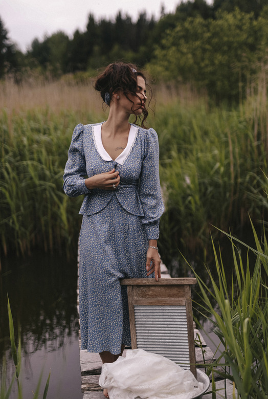 ЦВЕТОЧНОЕ ПЛАТЬЕ С ВОРОТНИКОМ И БАСКОЙ