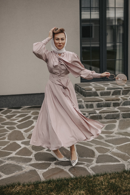 СТРУЯЩЕЕСЯ ПЛАТЬЕ С БАНТОМ