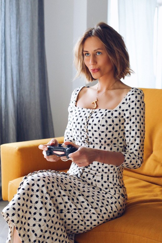 СИЛУЭТНОЕ ПЛАТЬЕ С ГЛАЗКАМИ KENZO