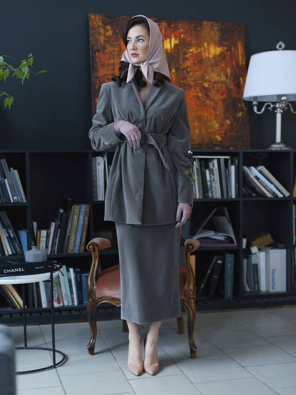 КОСТЮМ ИЗ БАРХАТА С ДЕКОРАТИВНОЙ ВЫШИВКОЙ