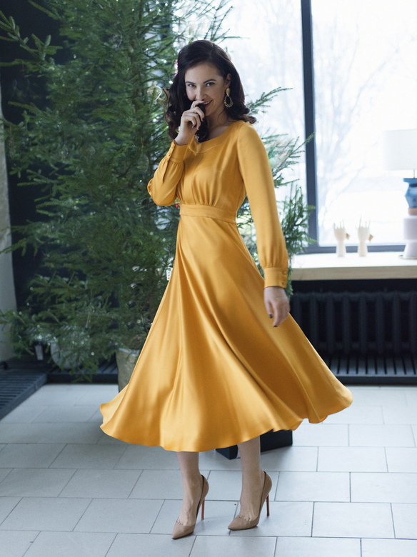 СТРУЯЩЕЕСЯ ПЛАТЬЕ В ЦВЕТЕ ЖЕЛТОЕ ЗОЛОТО