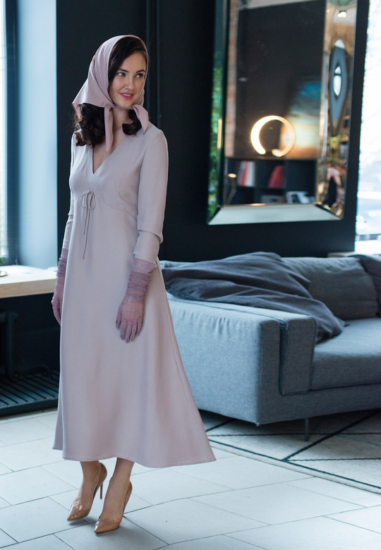 ПЛАТЬЕ С ПОДРЕЗОМ И ДЕКОРАТИВНЫМ БАНТИКОМ