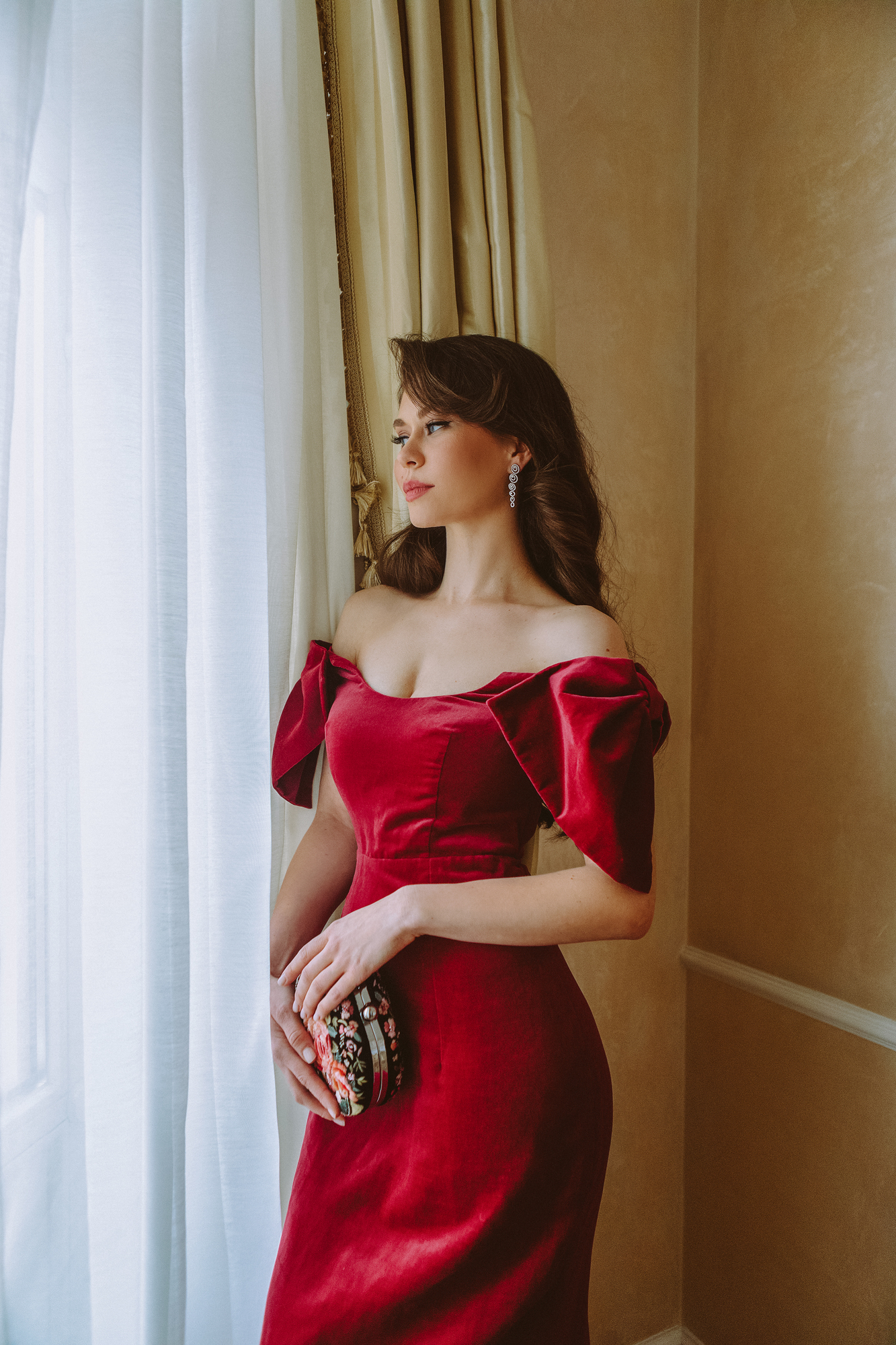 СИЛУЭТНОЕ БАРХАТНОЕ ПЛАТЬЕ С БАНТАМИ