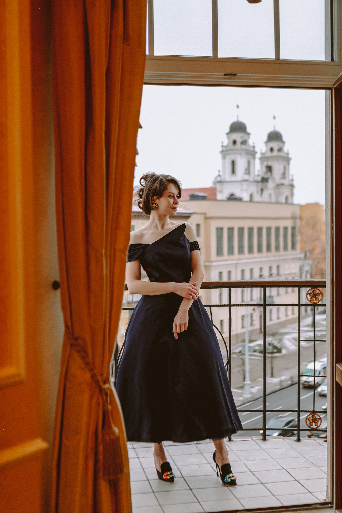 ВЕЧЕРНЕЕ ПЛАТЬЕ С АСИММЕТРИЧНЫМ ЛИФОМ