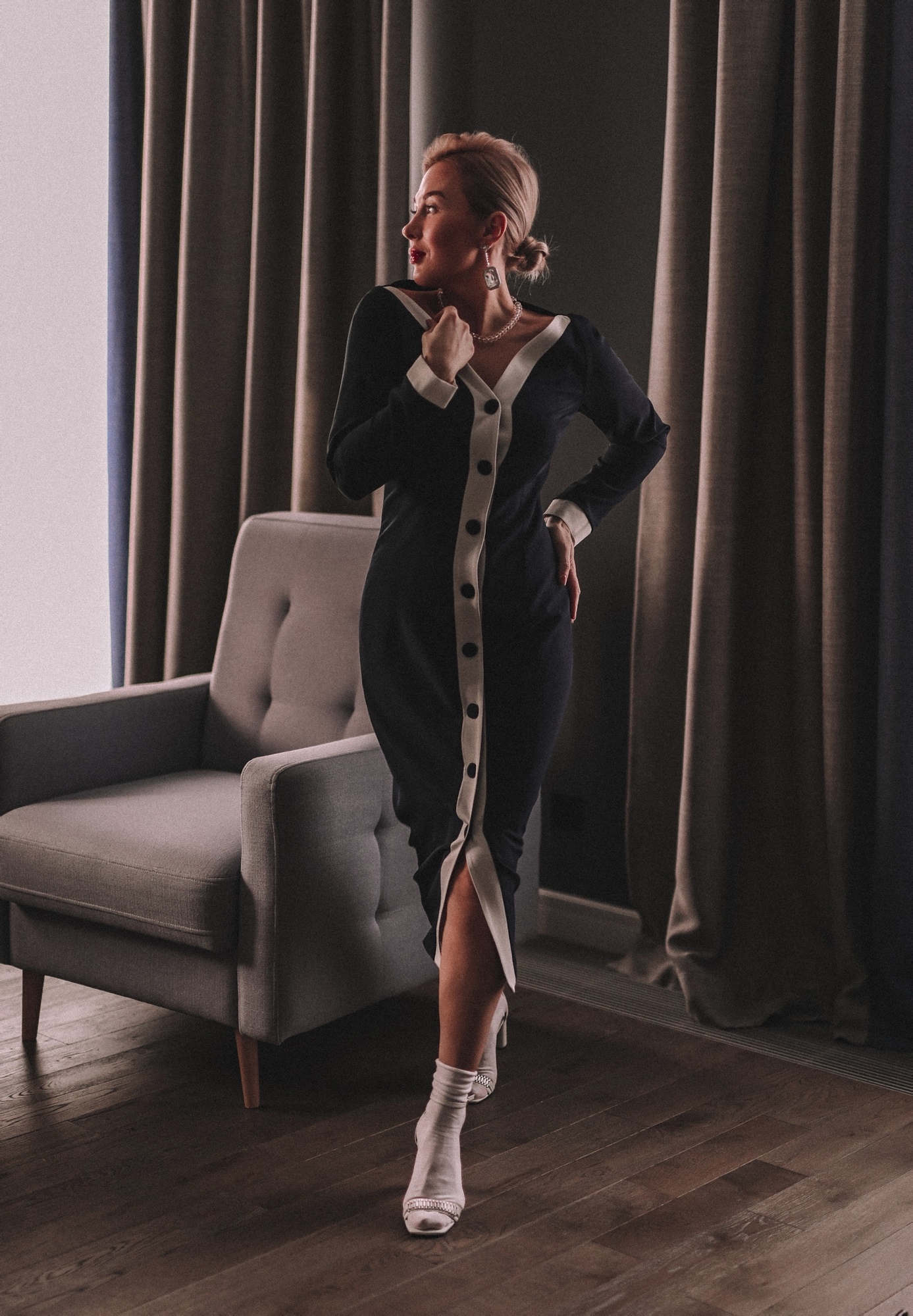 СИЛУЭТНОЕ ПЛАТЬЕ С КОНТРАСТНЫМИ ВСТАВКАМИ