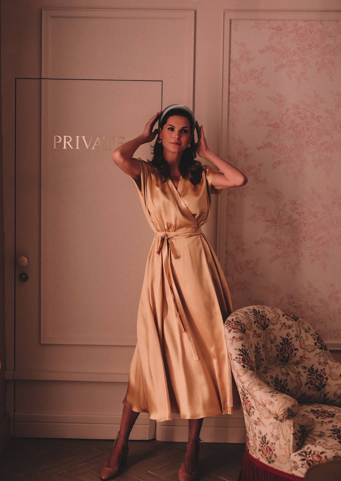 ПЛАТЬЕ НА ЗАПАХ ИЗ ЗОЛОТОГО ШЁЛКА