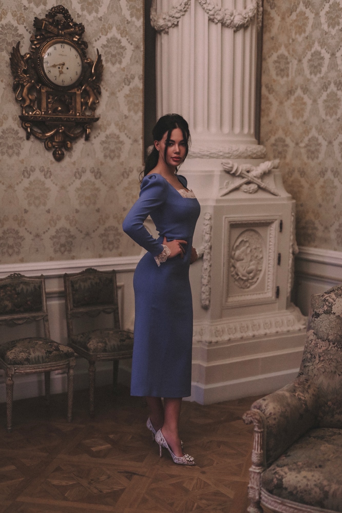 КРЕПОВОЕ ПЛАТЬЕ С АЖУРНЫМИ ЭЛЕМЕНТАМИ