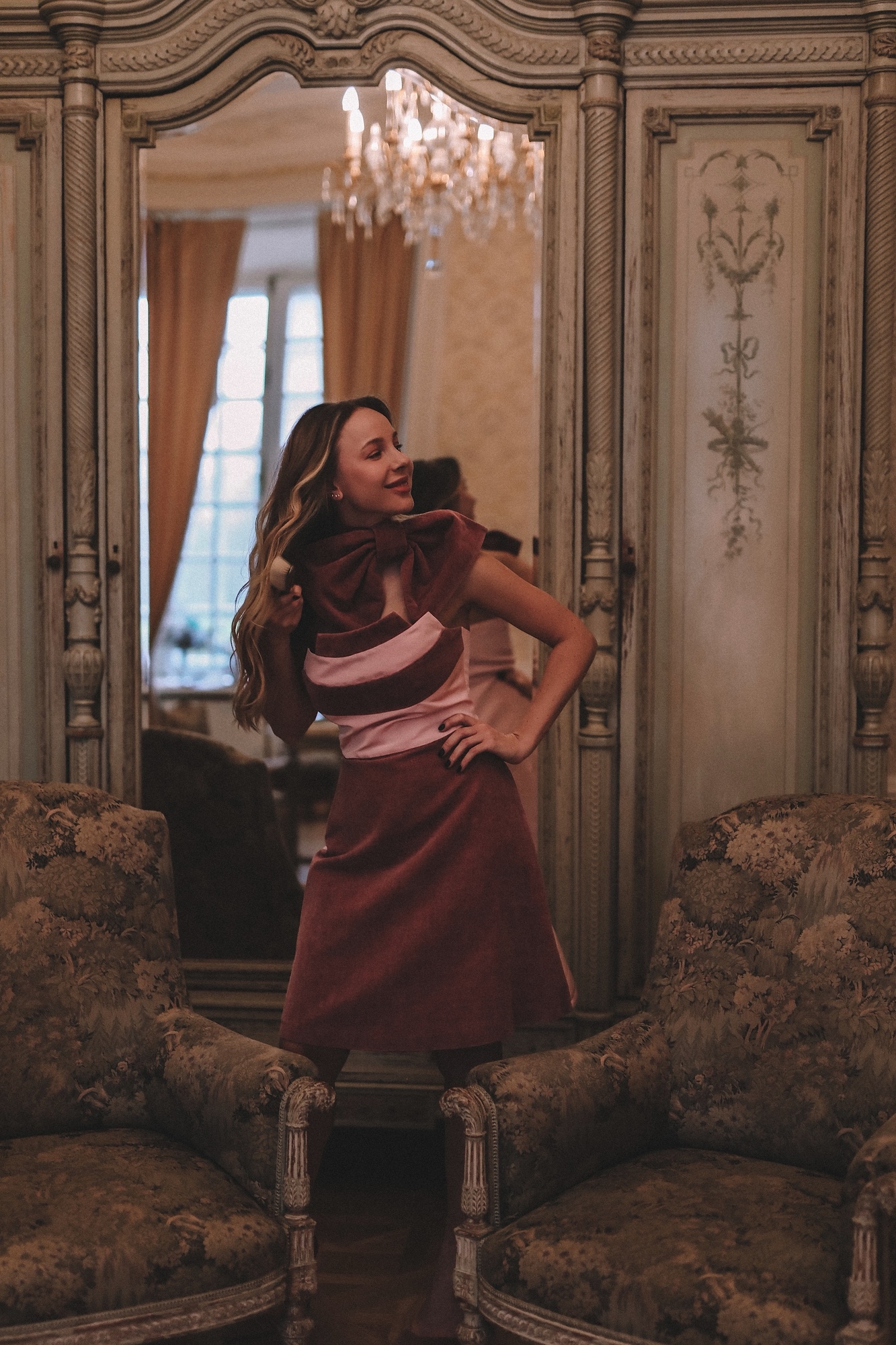 ЯГОДНОЕ ПЛАТЬЕ С БАНТОМ-ЧОКЕРОМ