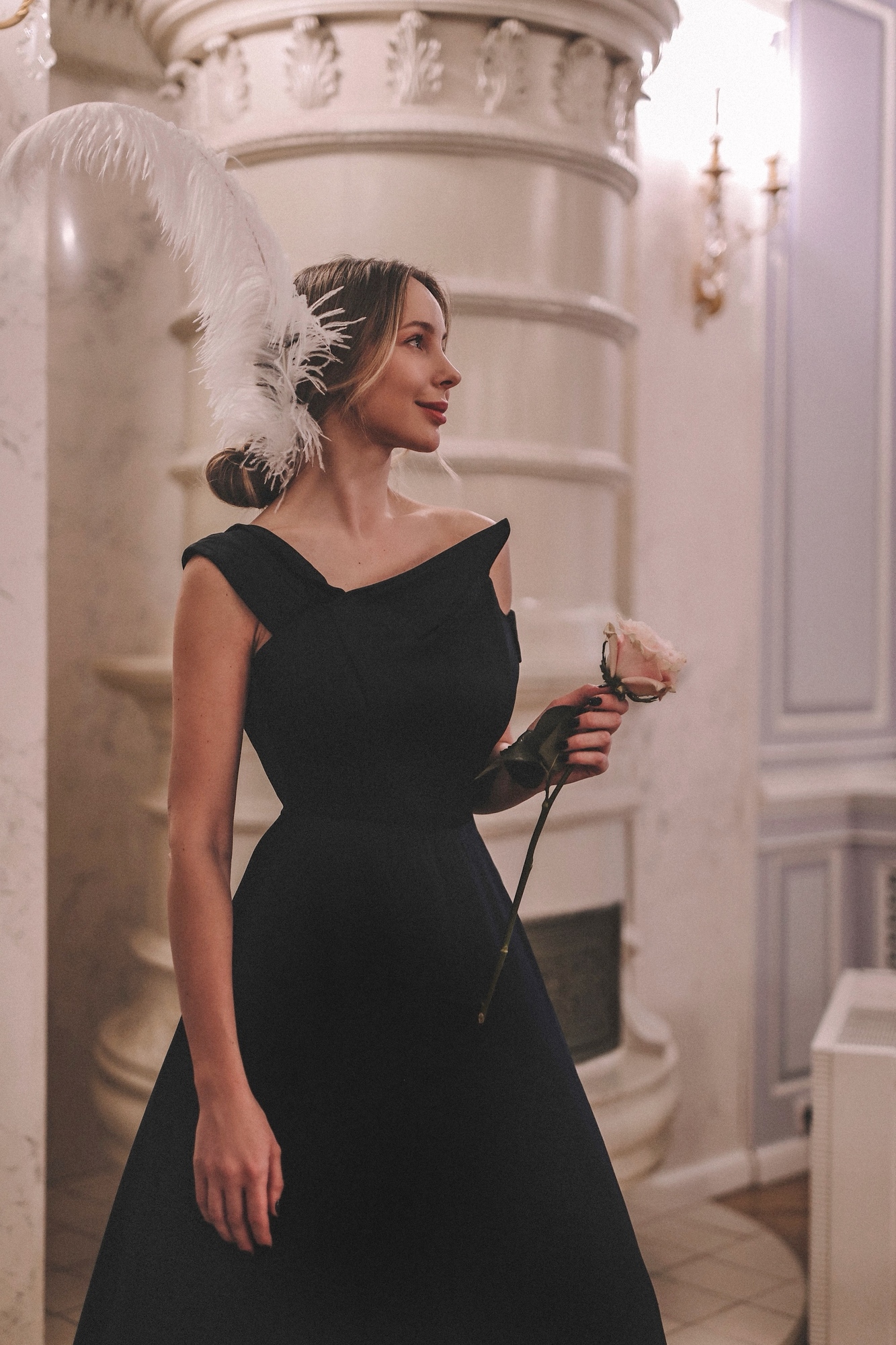 ТЁМНО-СИНЕЕ ПЛАТЬЕ С АСИММЕТРИЧНЫМ ЛИФОМ