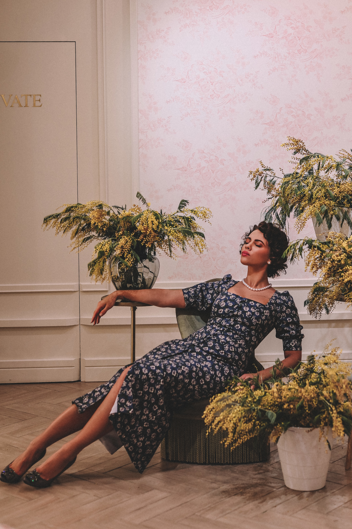 СИЛУЭТНОЕ ЦВЕТОЧНОЕ ПЛАТЬЕ С ПУГОВИЧКАМИ