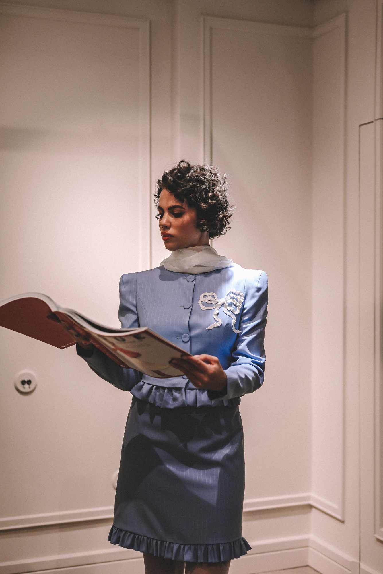 КОСТЮМ МИНИ С ДЕКОРАТИВНЫМ БАНТОМ