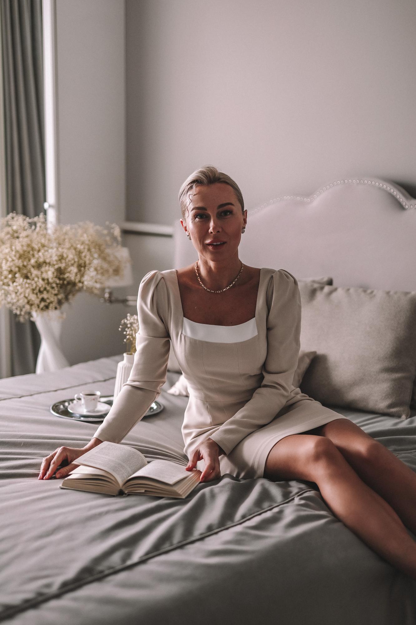 МОЛОЧНОЕ ПЛАТЬЕ С КВАДРАТНЫМ ВЫРЕЗОМ