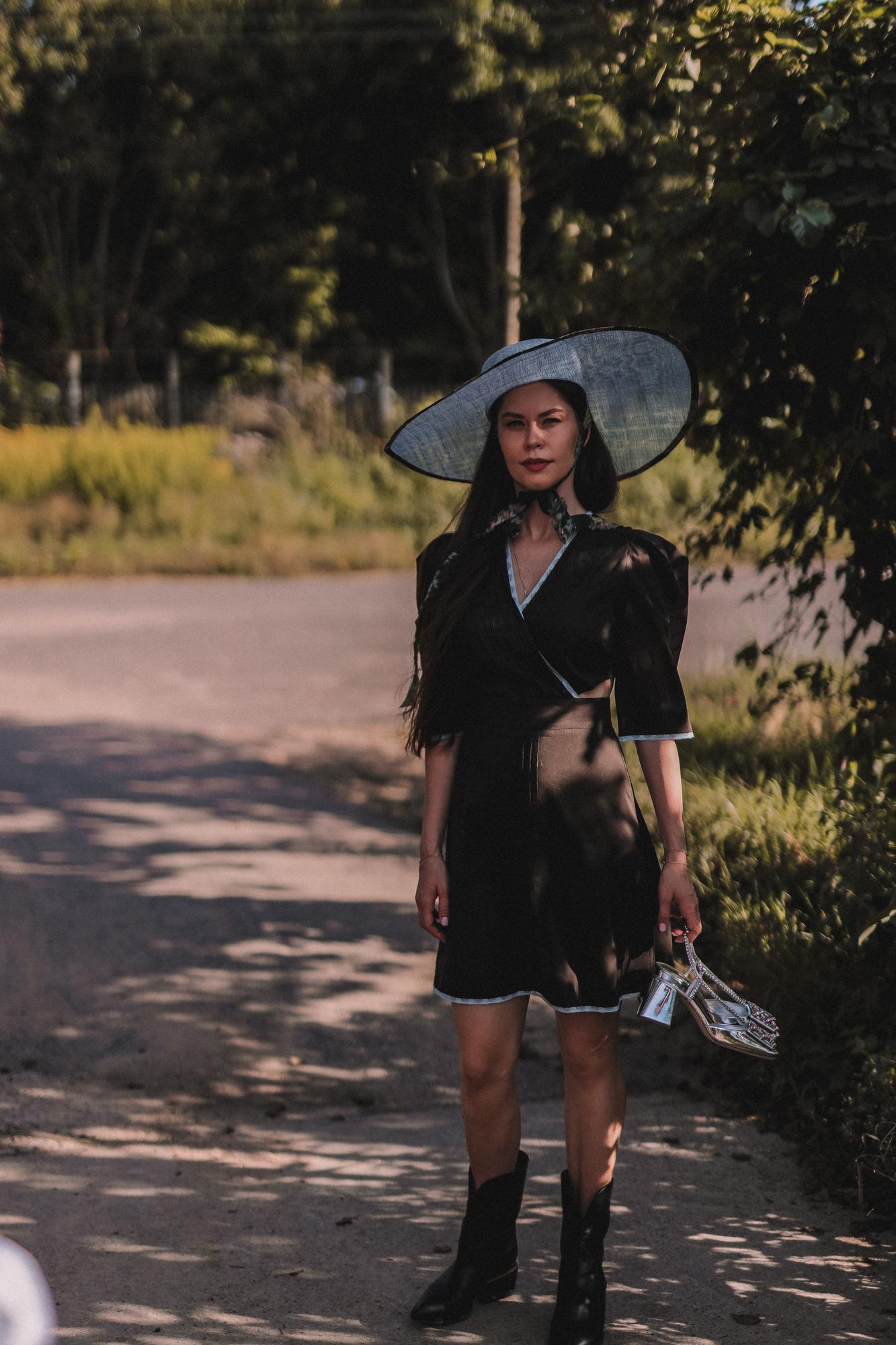 ПЛАТЬЕ С ЗАСТРОЧКАМИ ИЗ БАТИСТА