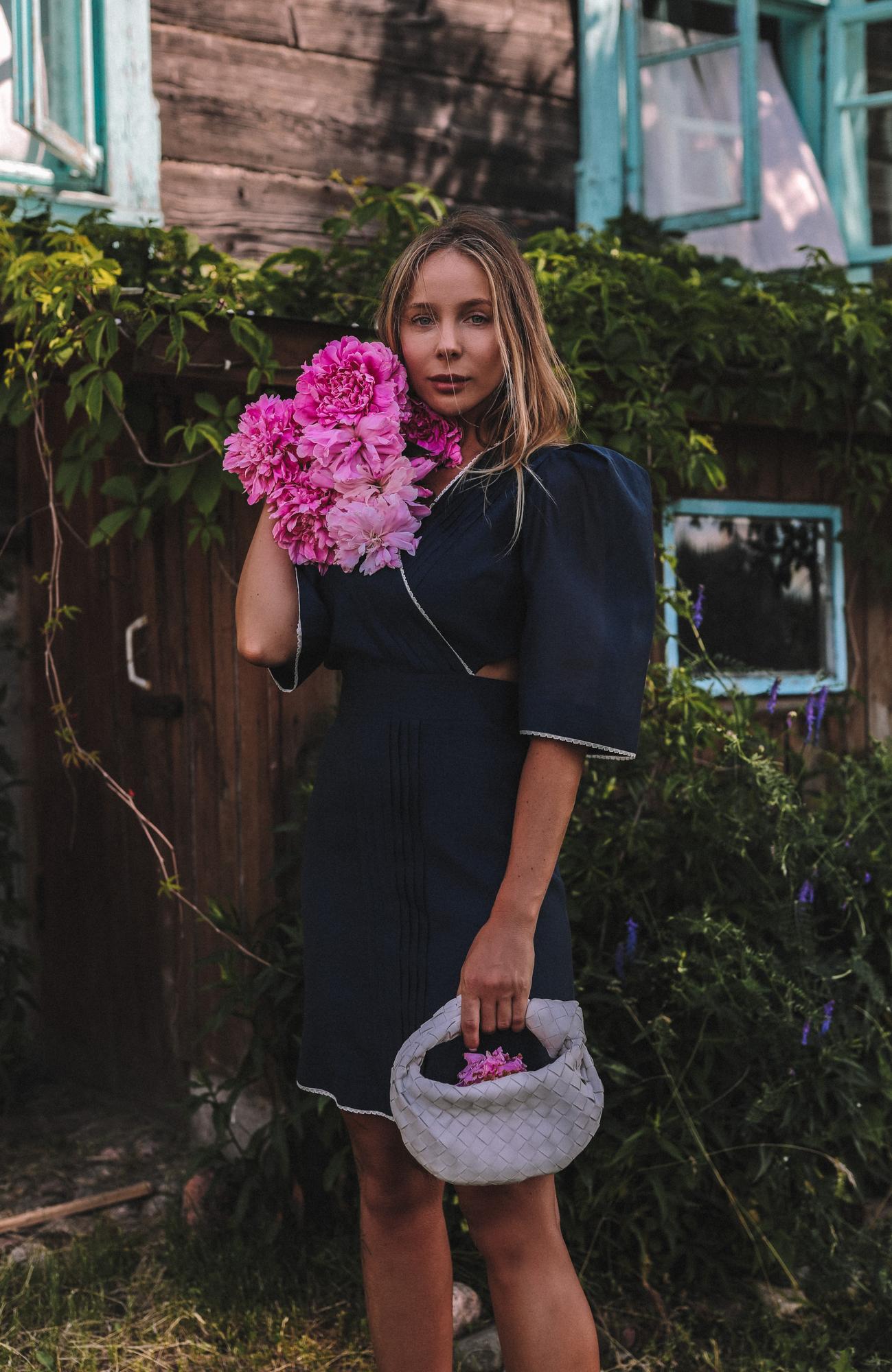 ПЛАТЬЕ С ЗАСТРОЧКАМИ ИЗ БАТИСТА