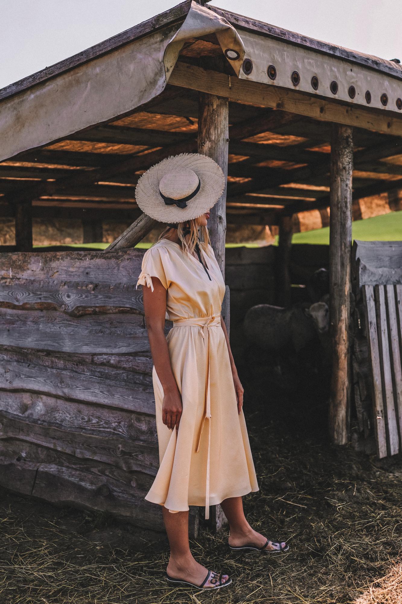 ЗОЛОТОЕ ПЛАТЬЕ НА ЗАПАХ ИЗ ШЁЛКА