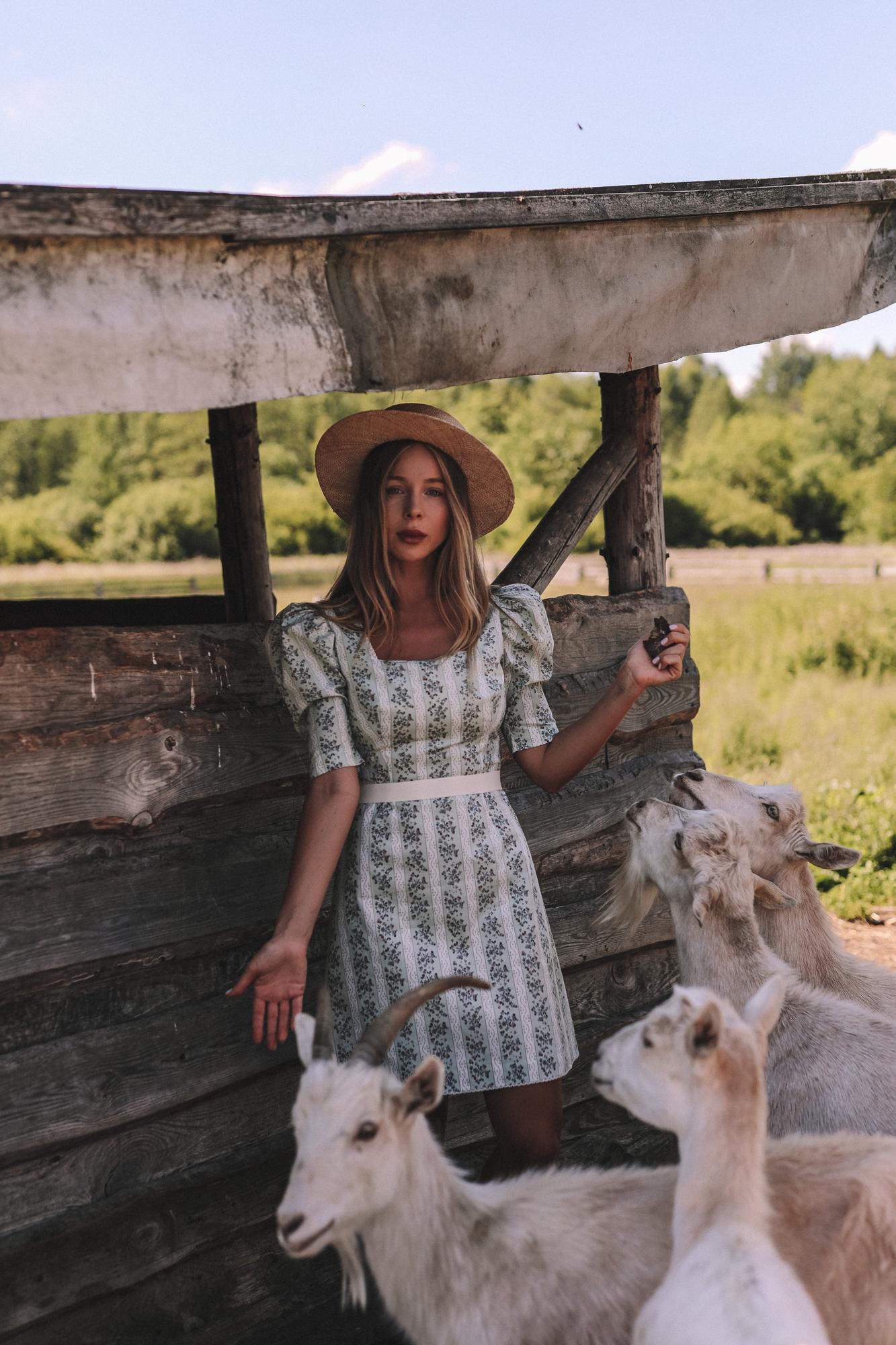 ЦВЕТОЧНОЕ ПЛАТЬЕ МИНИ С КВАДРАТНЫМ ВЫРЕЗОМ