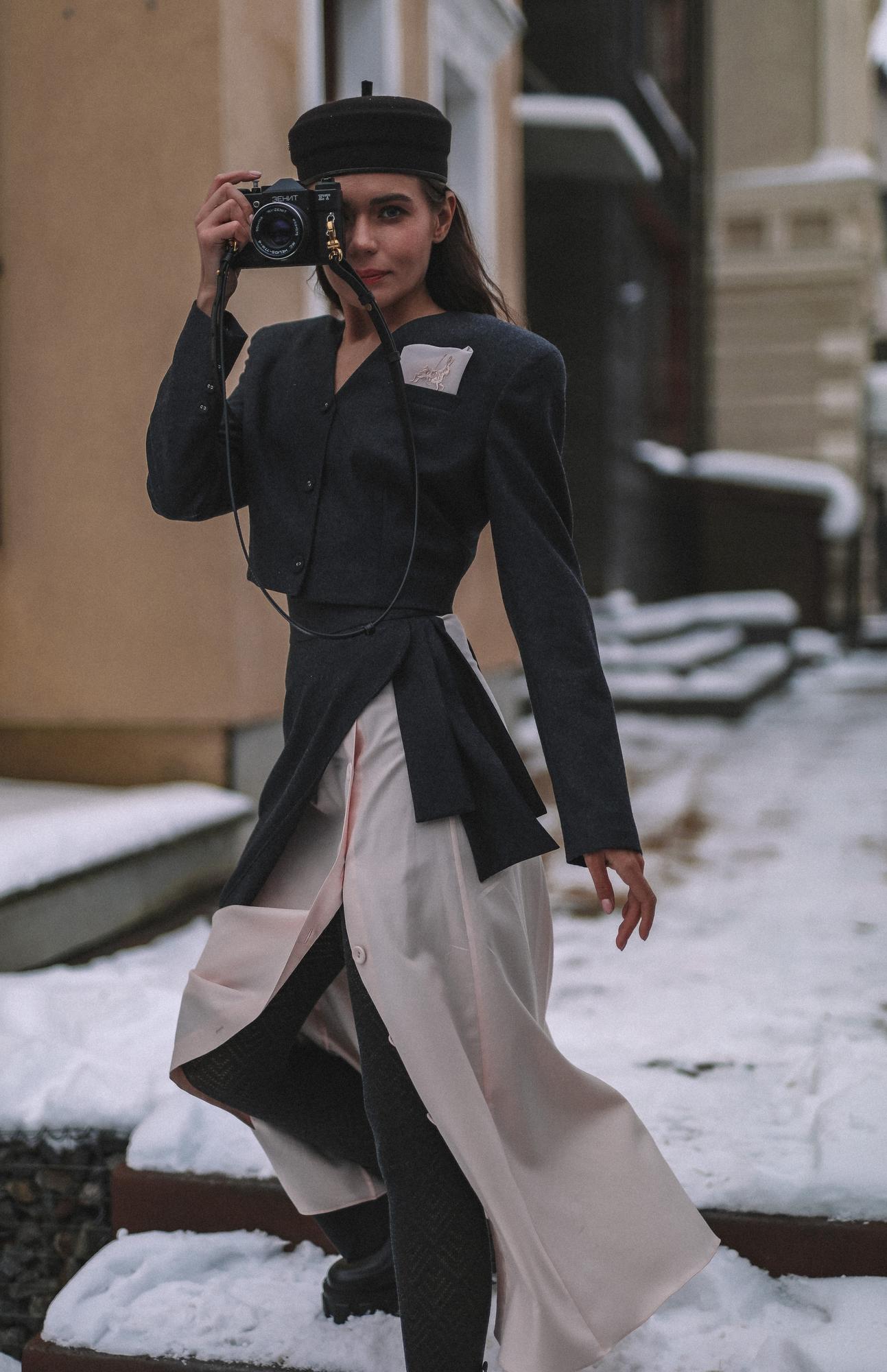 КОСТЮМ С ДЕКОРАТИВНОЙ ПЫЛЬНО-РОЗОВОЙ ВСТАВКОЙ