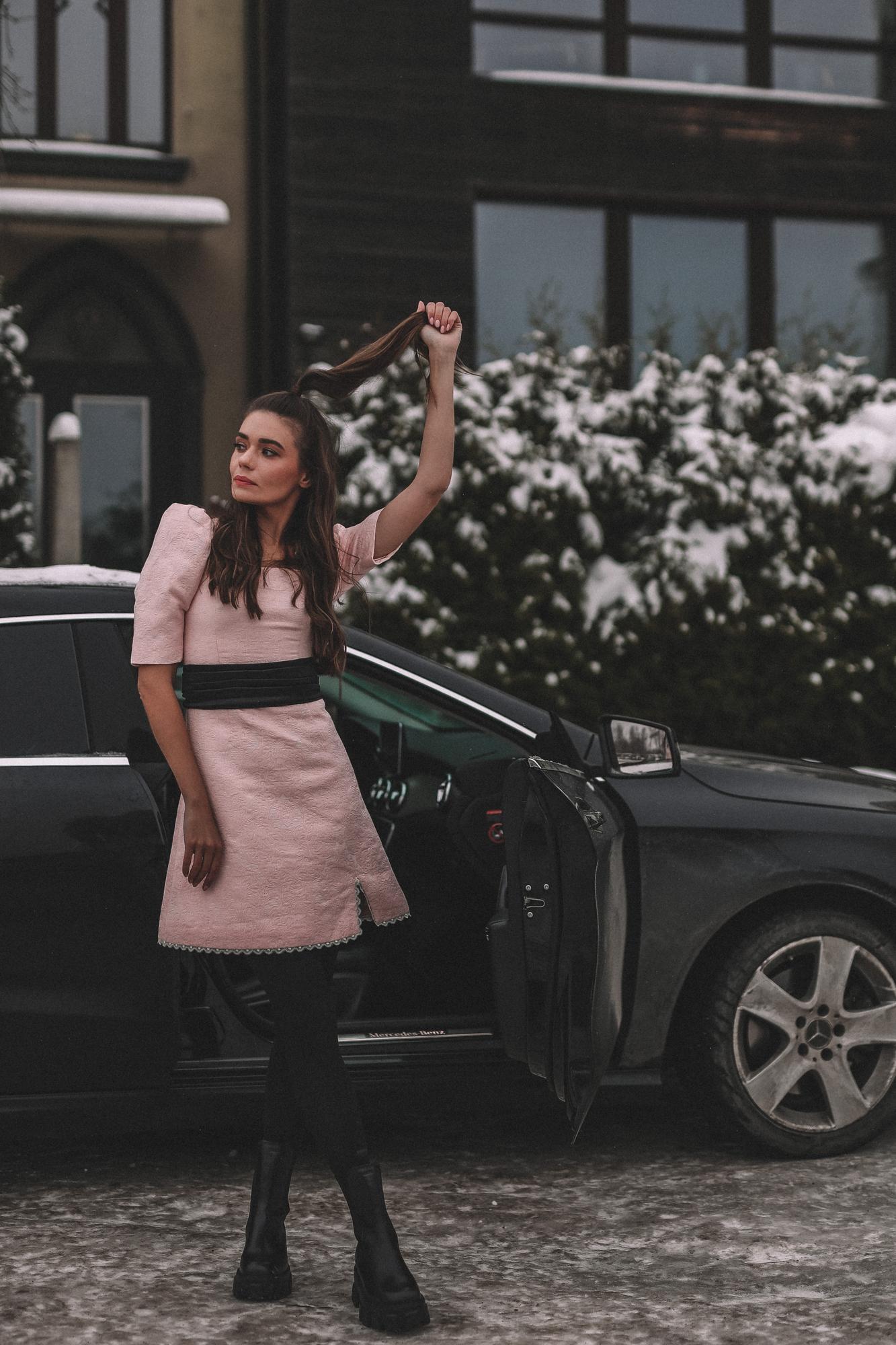 ЖАККАРДОВОЕ ПЛАТЬЕ МИНИ С КВАДРАТНЫМ ВЫРЕЗОМ