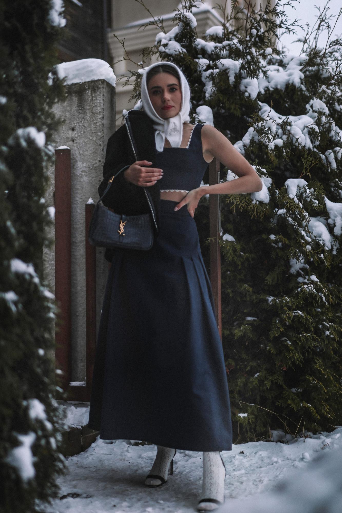 КОСТЮМ ИЗ ТОПА И ЮБКИ МИДИ СО СКЛАДКАМИ