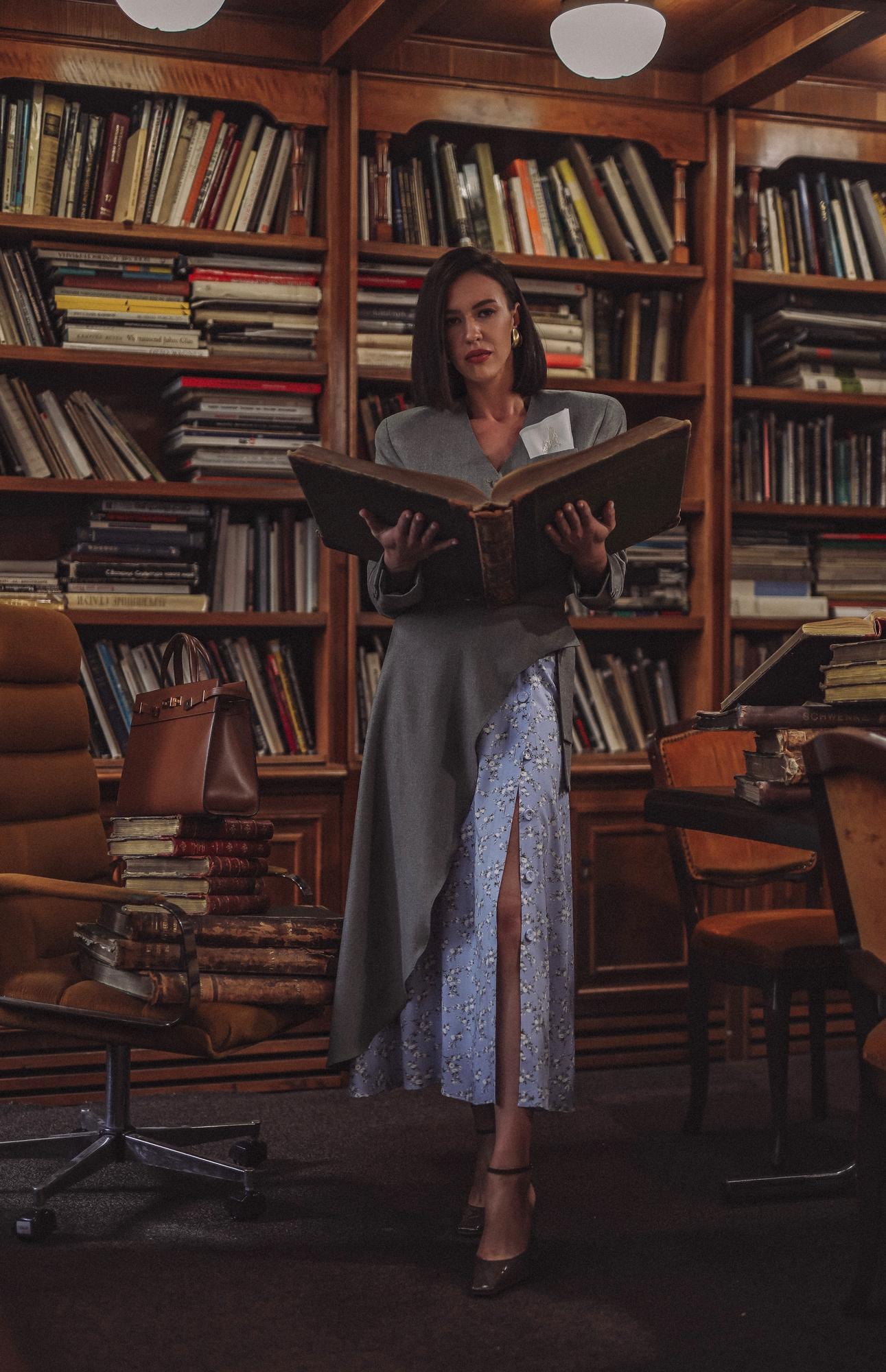 КОСТЮМ С ДЕКОРАТИВНОЙ ГОЛУБОЙ ВСТАВКОЙ