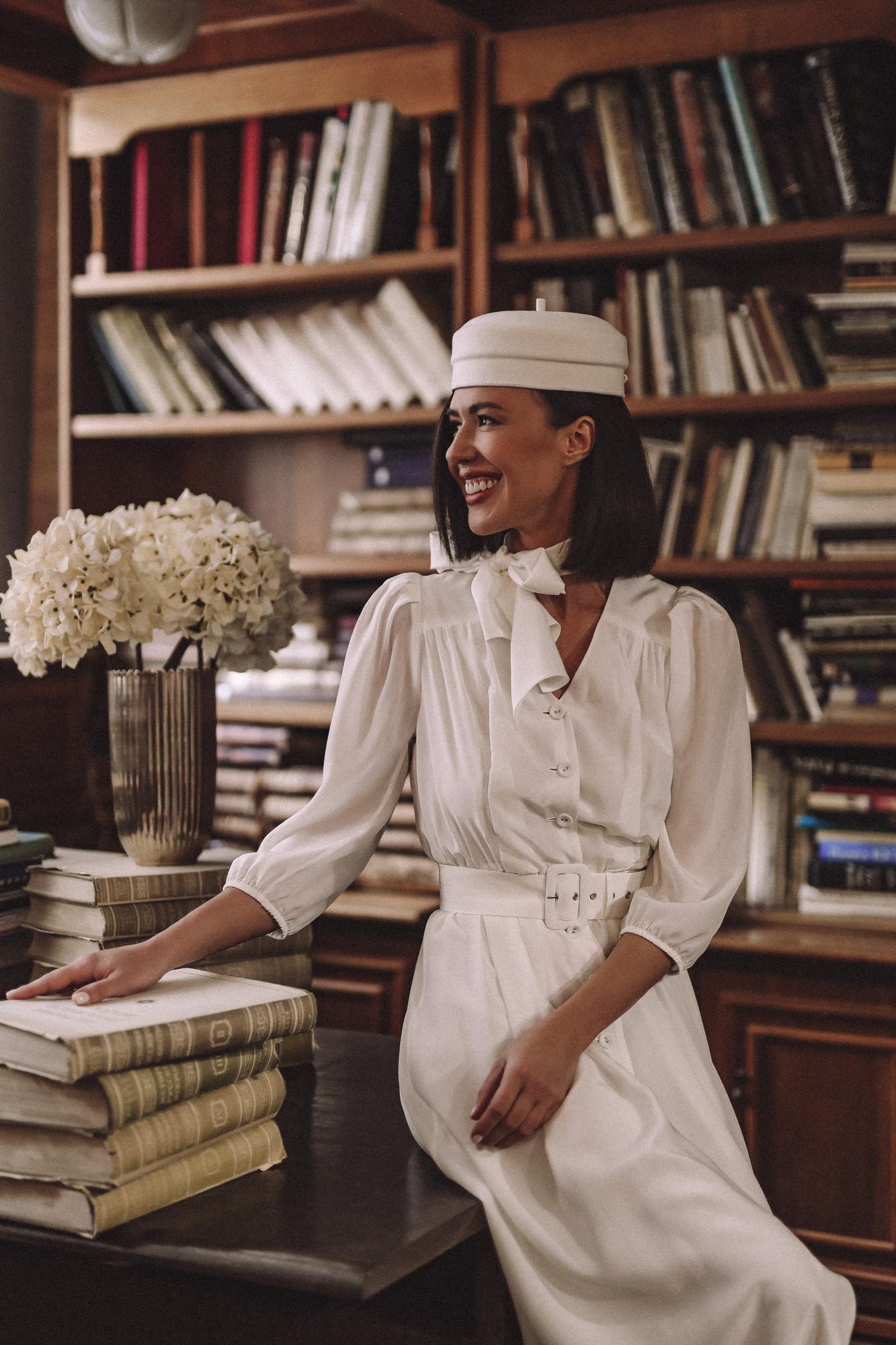 БЕЛОЕ ШЕЛКОВОЕ ПЛАТЬЕ  С ШАРФИКОМ