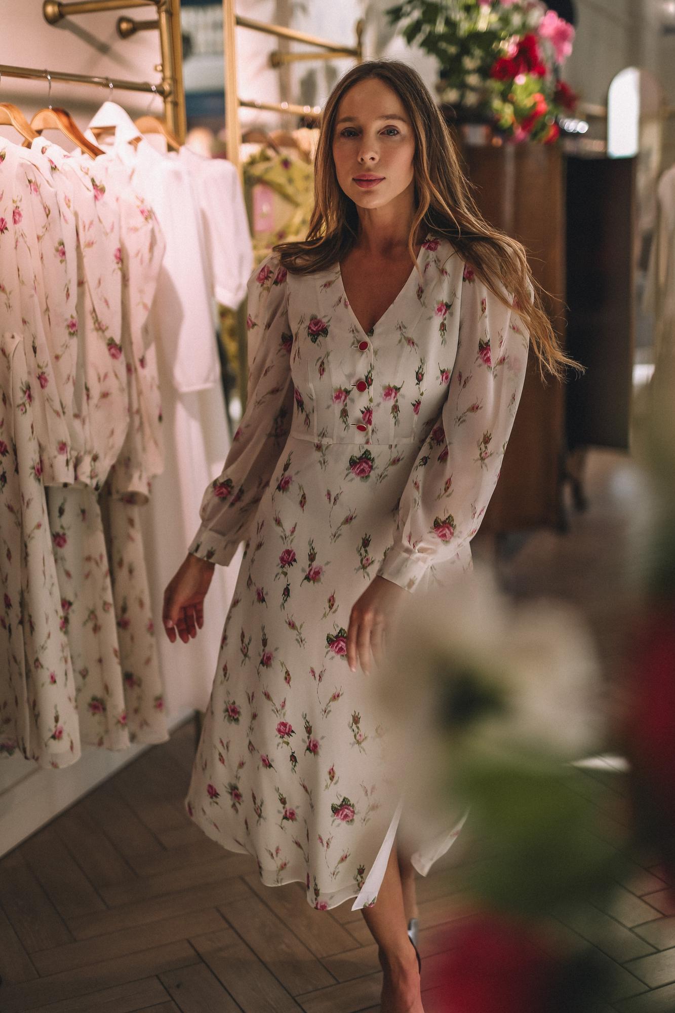 ЦВЕТОЧНОЕ ПЛАТЬЕ С ОТКРЫТОЙ НОГОЙ