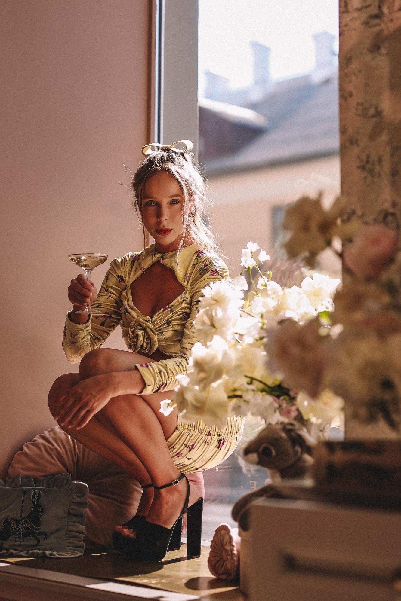 БАРХАТНОЕ ЦВЕТОЧНОЕ ПЛАТЬЕ С ДРАПИРОВКОЙ