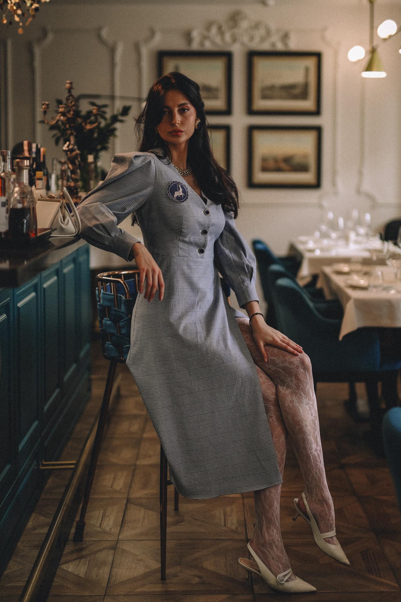 ПЛАТЬЕ С ОБЪЕМНЫМИ ПЛЕЧАМИ В КЛЕТКУ