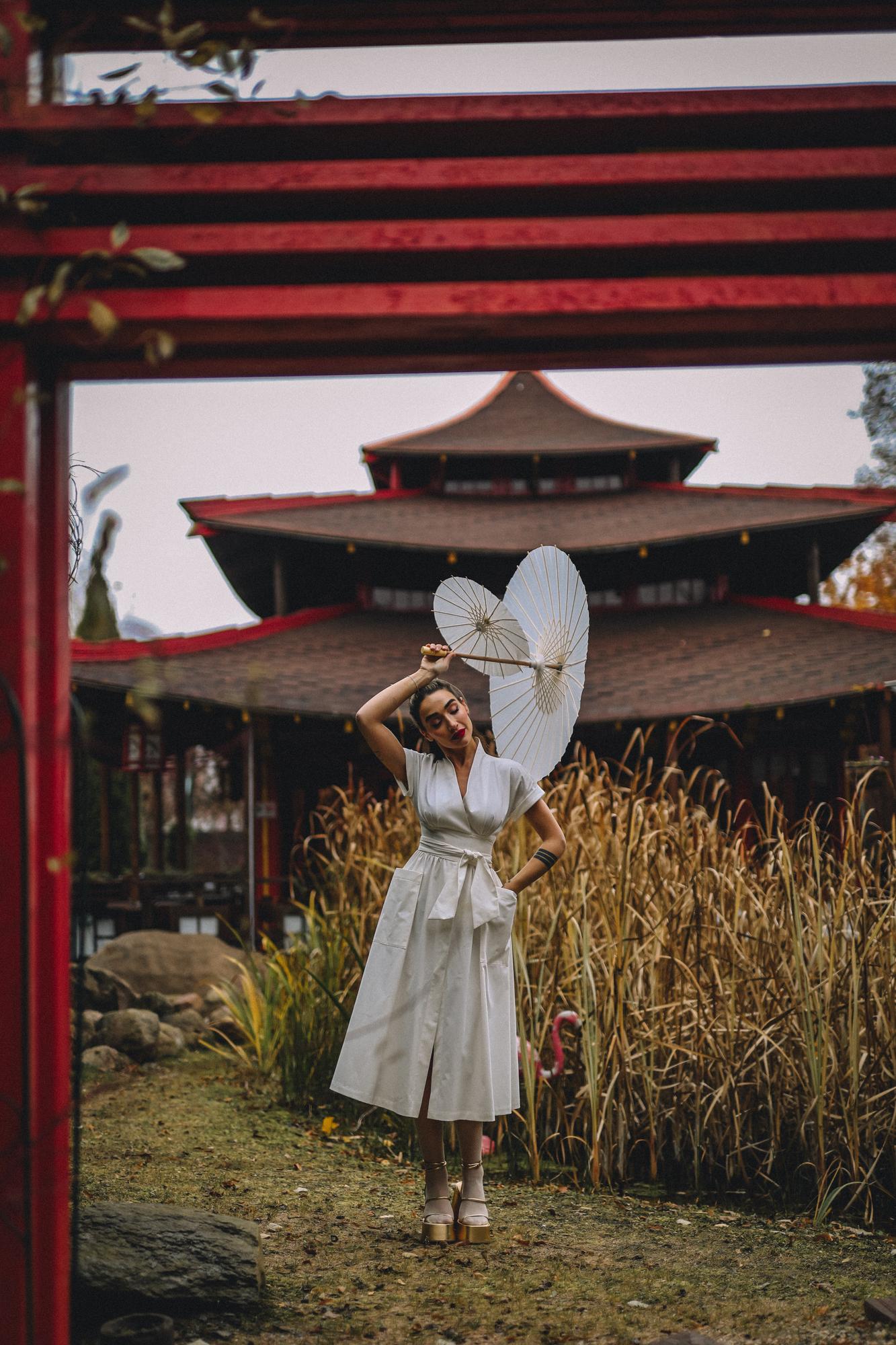 ПЛАТЬЕ НА ЗАПАХ СО СТОЙКОЙ