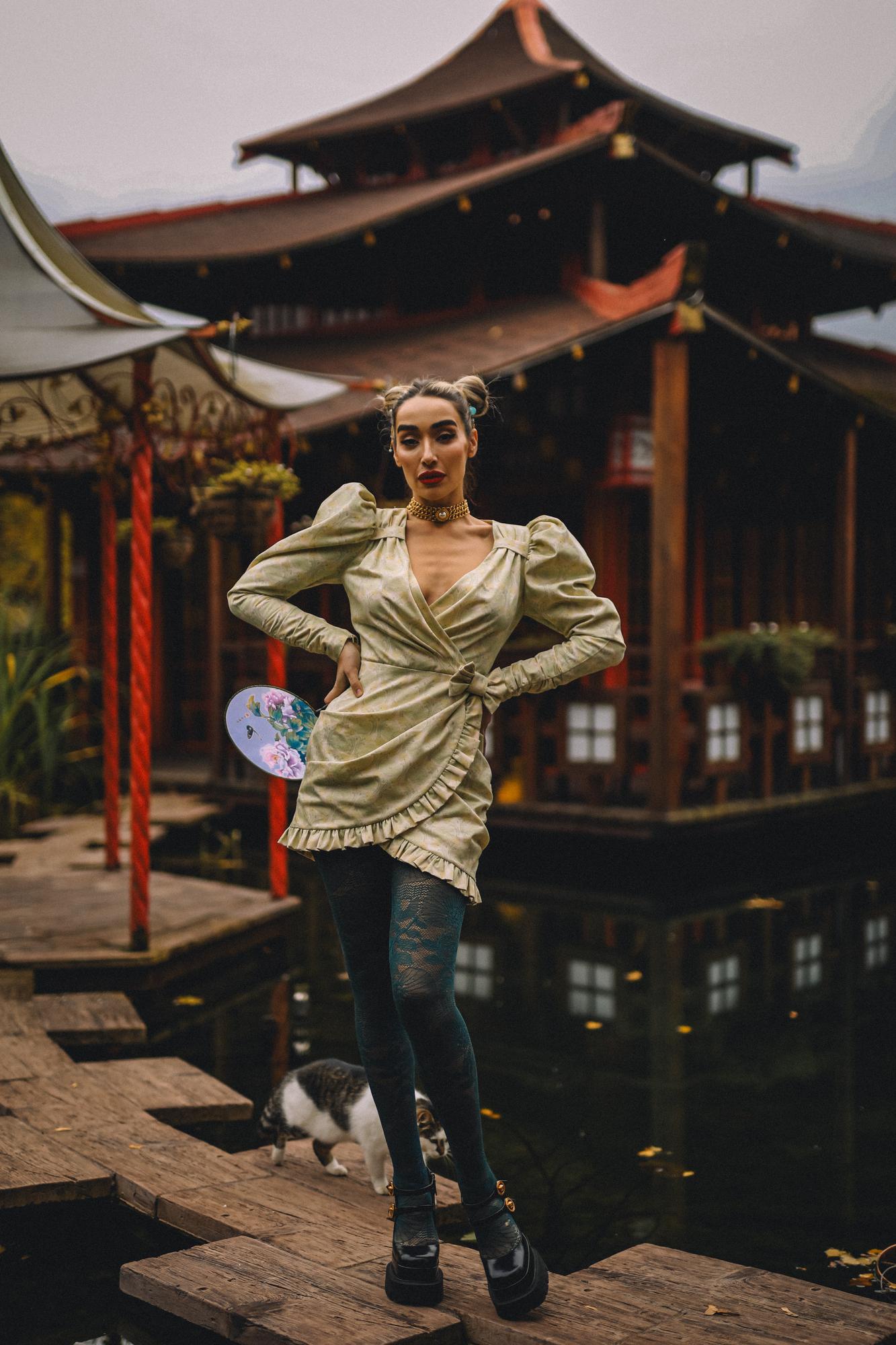 ПЛАТЬЕ С ДРАПИРОВКОЙ И ВОЛАНАМИ