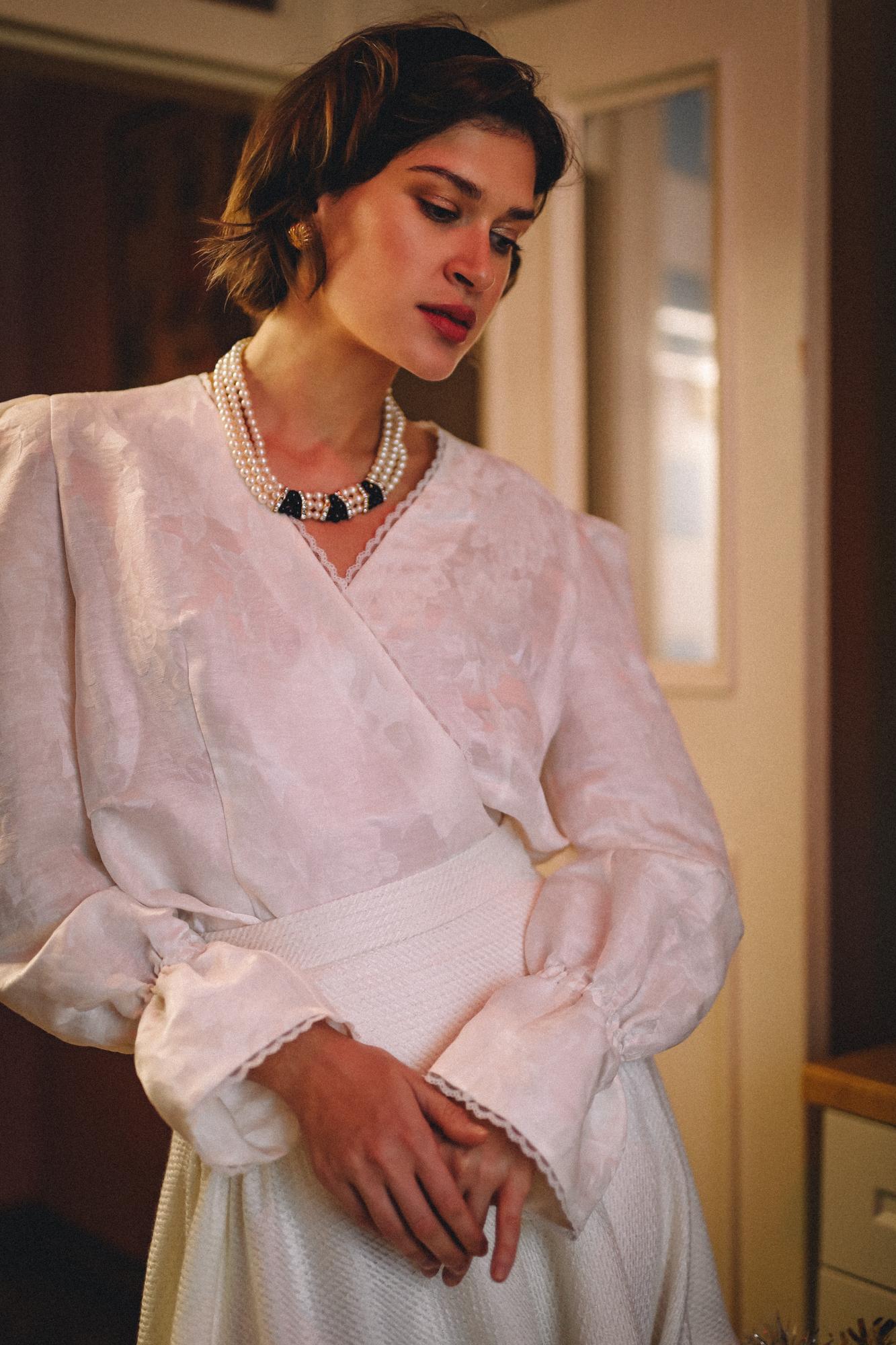 БЛУЗА С ОБЪЕМНЫМИ ПЛЕЧАМИ В НАБИВНЫЕ ЦВЕТЫ