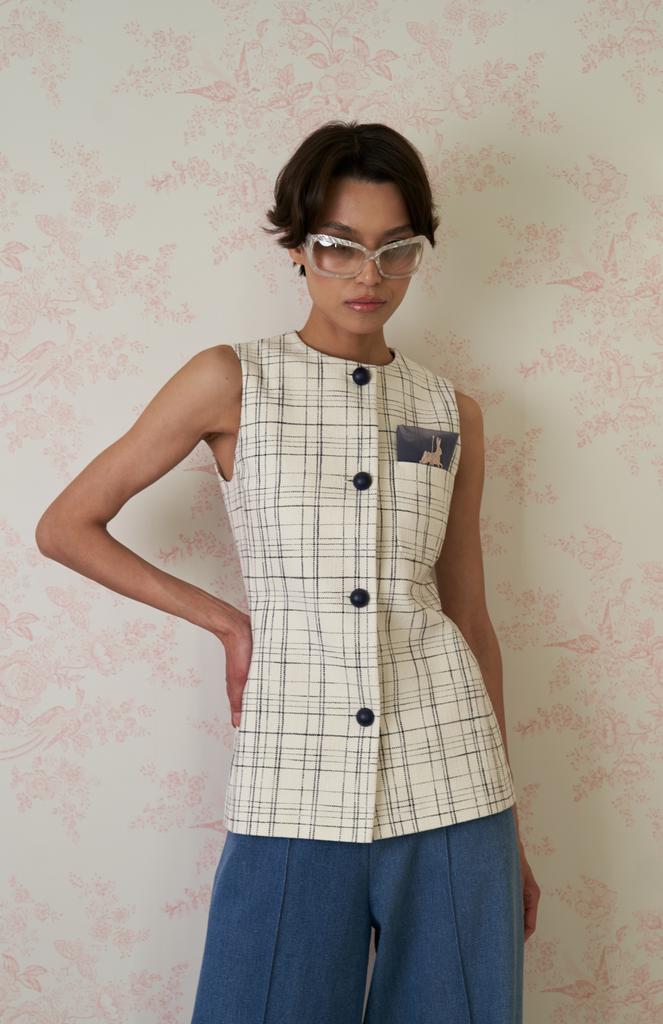 ПРИТАЛЕННЫЙ ЖИЛЕТ ИЗ МОЛОЧНОГО ТВИДА В КЛЕТКУ