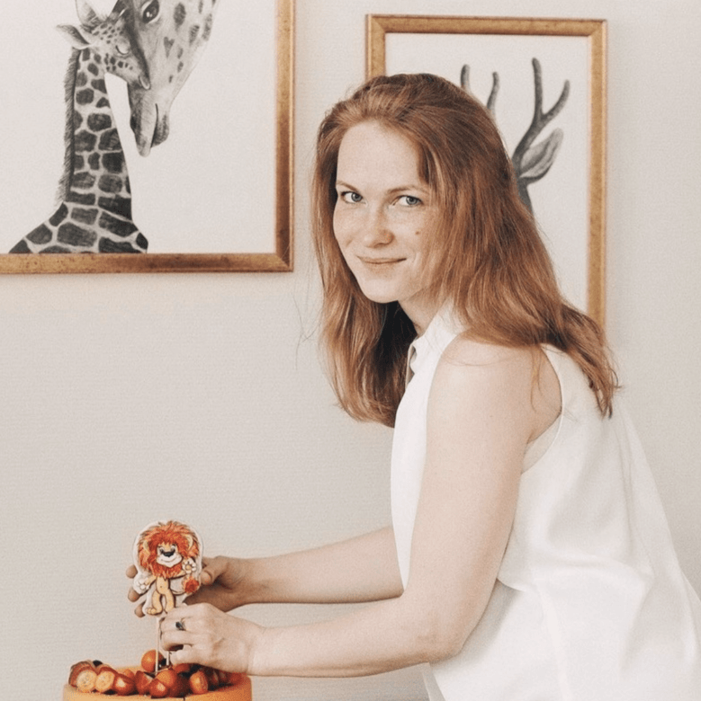 Постер Мама жираф с ребенком на светлом фоне купить в интернет магазине