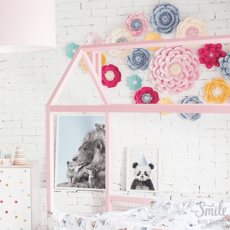 Постер Папа лев с тремя детьми на светлом фоне купить в интернет магазине