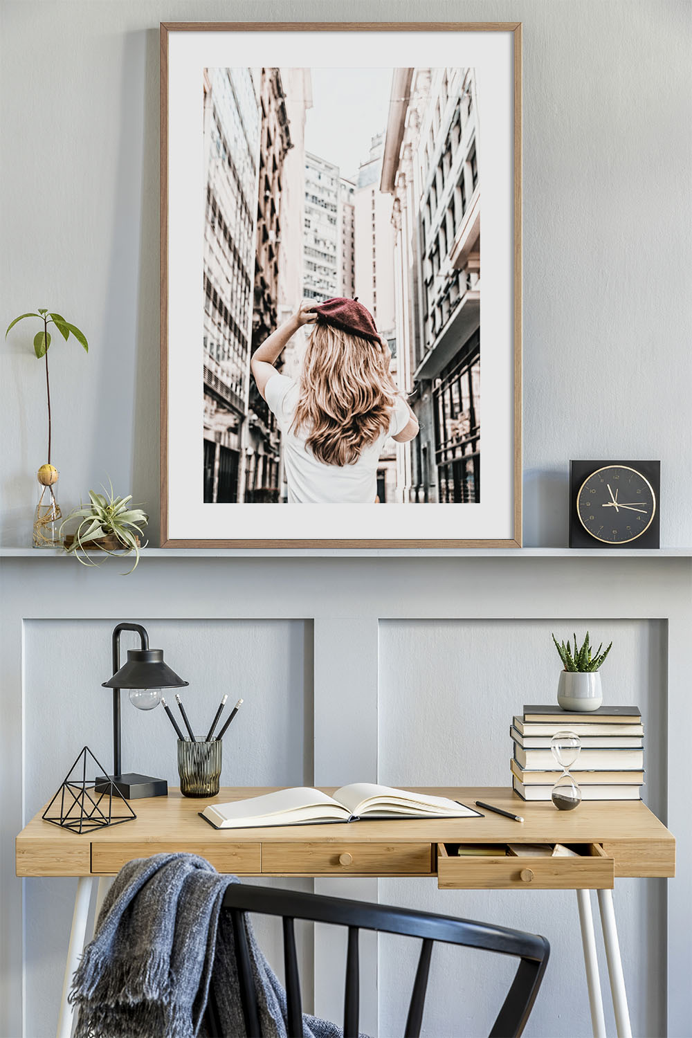 Постер Девушка В Городе