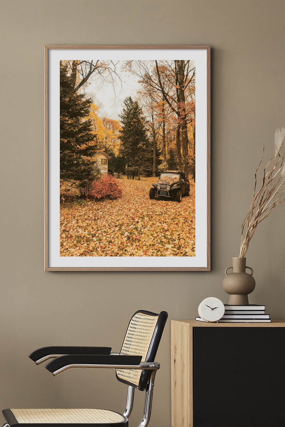 Постер Машина в Листьях