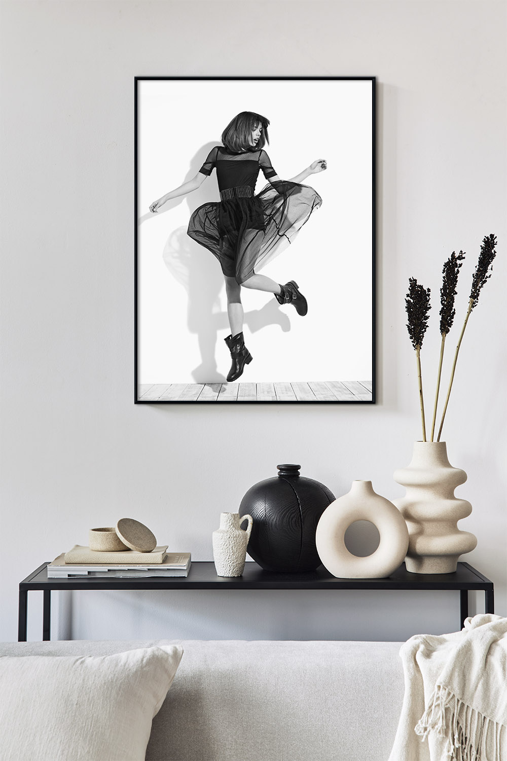 Постер Девушка В Черном Платье