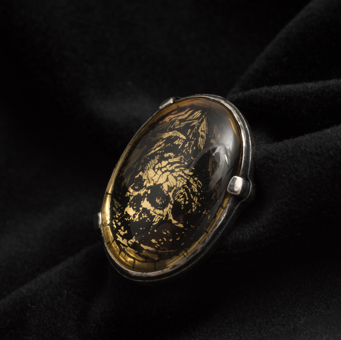 Брошь "Постапокалипсис" эгломизе на кварце.