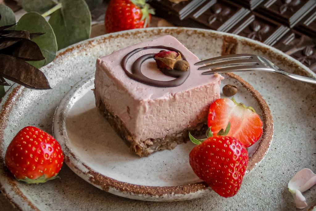 Пирожное Клубничный йогурт