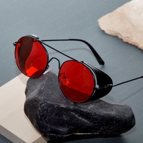 Очки с красными линзами и шорами