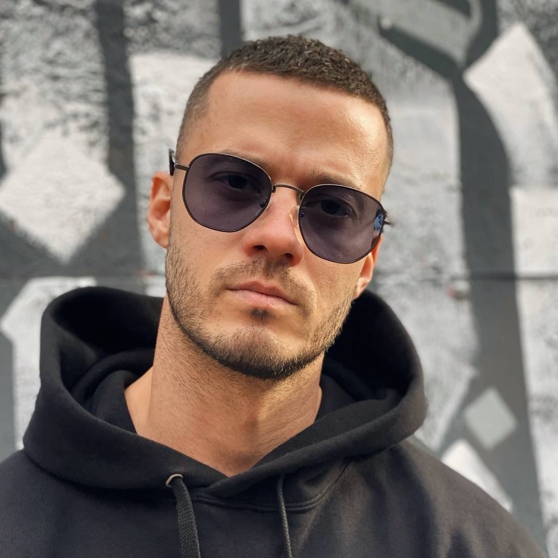 Овальные мужские очки с темными линзами