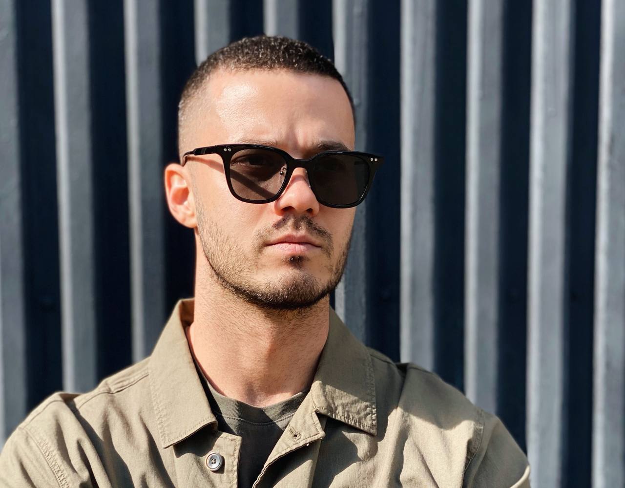 Стильные черные очки с темными линзами