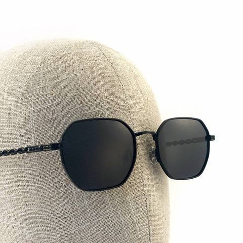 Солнцезащитные черные очки многоугольные