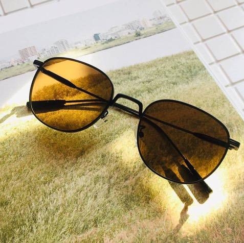 Овальные солнцезащитные очки черного цвета