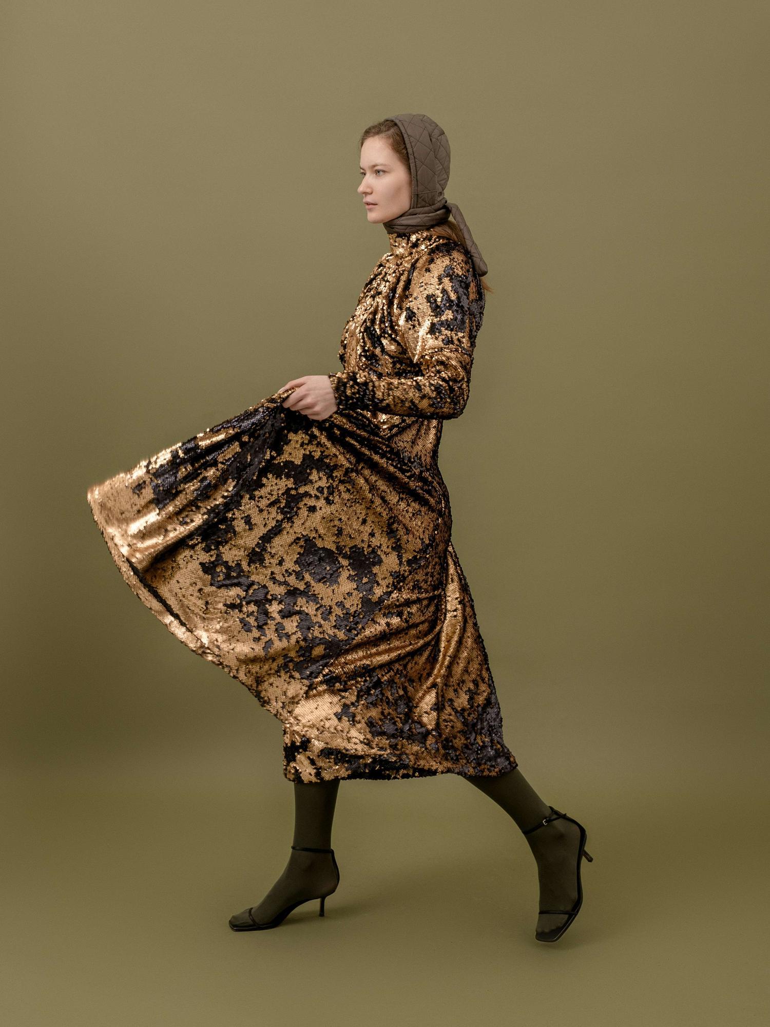 Платье с золотыми пайетками