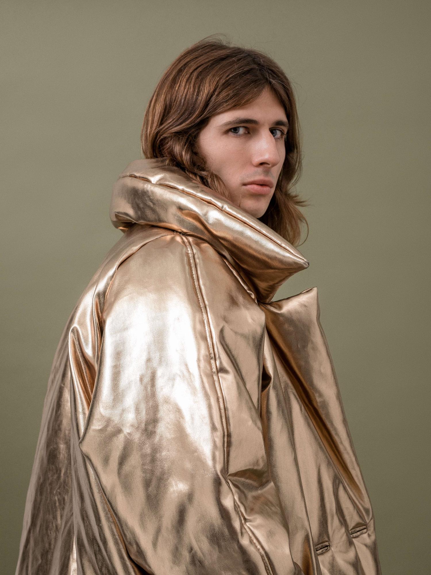 Золотой пуховик